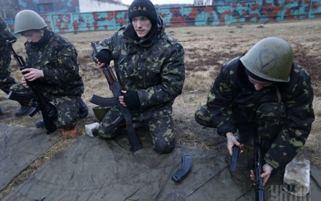 Добровольці тренуються на полігоні на Київщині / © УНІАН