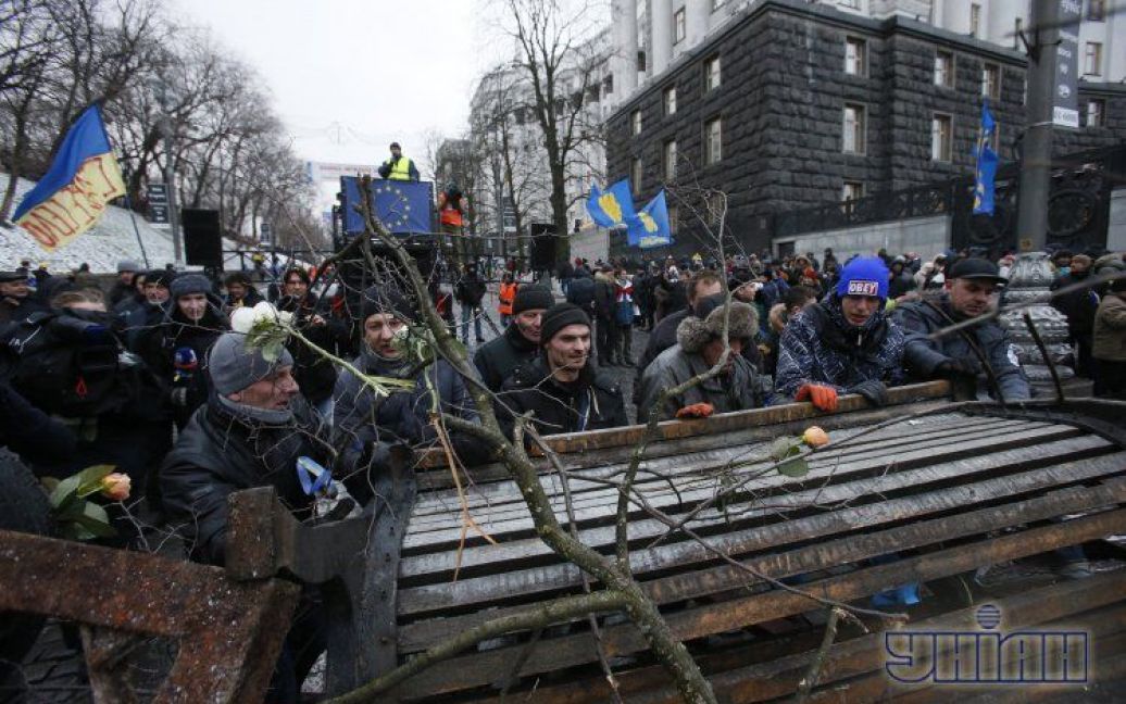 Євромайданівці почали будувати барикади під Кабміном / © УНІАН