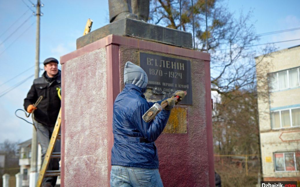 В Славуте разрушили памʼятник Ленину, который восстановили несколько месяцев назад / © dzhajzik.com