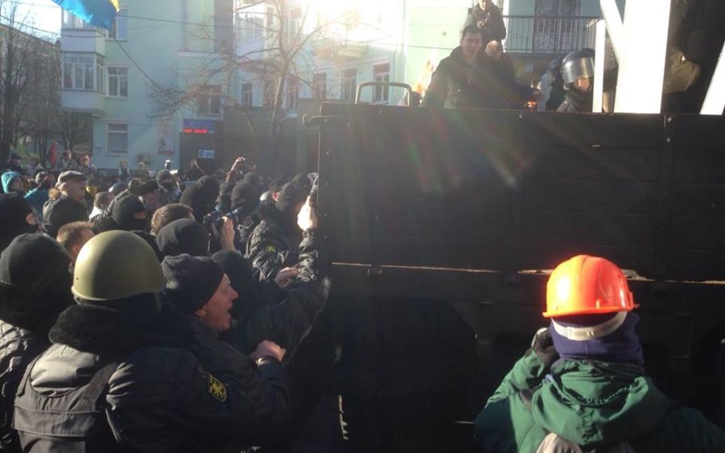 Демонстранты захватили грузовики силовиков на Грушевского / © Facebook/Ольга Лаппо