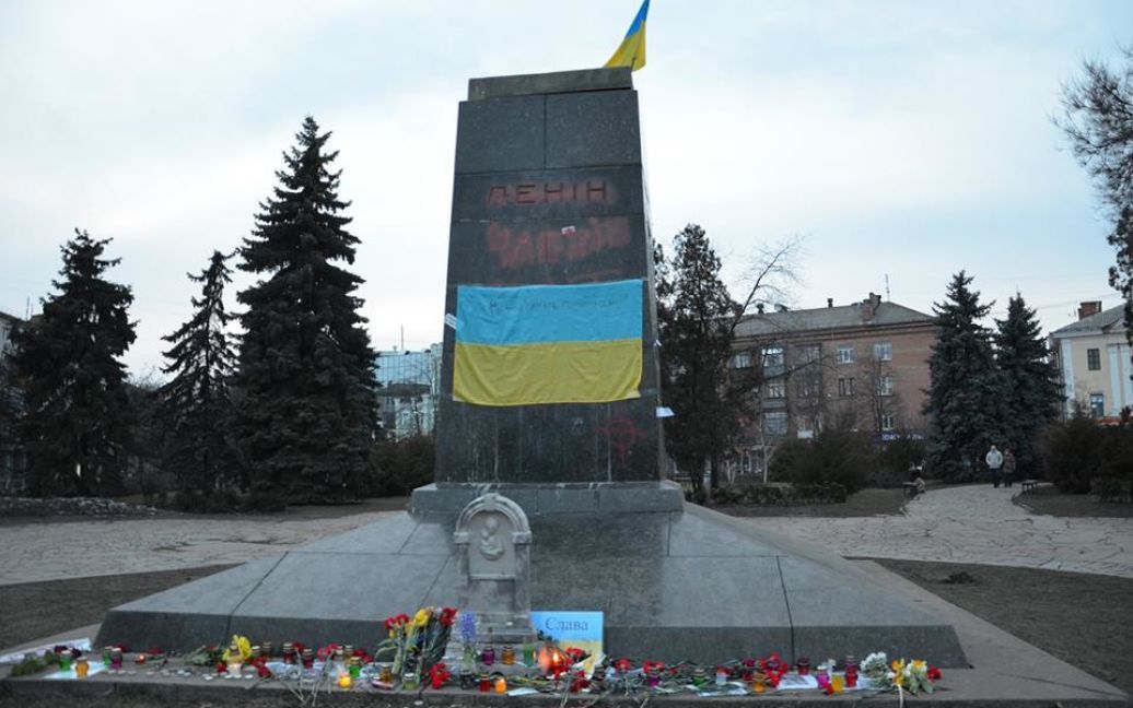 На месте, где стоял памятник Ленину в Полтаве, теперь почитают погибших на Майдане / © facebook.com/Володимир Скоростецький