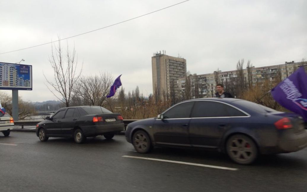 По Киеву ездит автоколонна с российскими флагами / © Facebook/Микола Княжицький