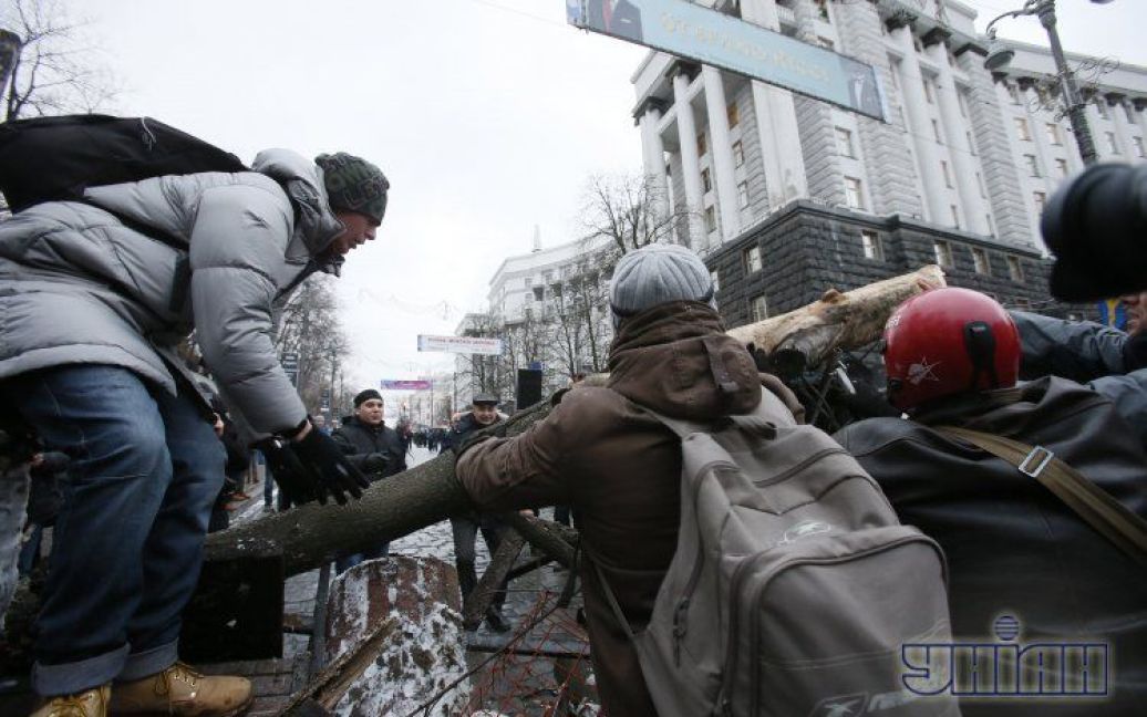 Євромайданівці почали будувати барикади під Кабміном / © УНІАН