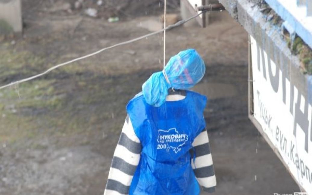 Человеческая фигура с символикой Партии регионов свисала с моста / © volynpost.com