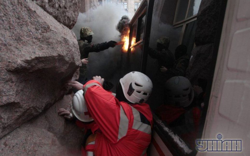 Столкновения возле столичной мэрии. / © УНІАН