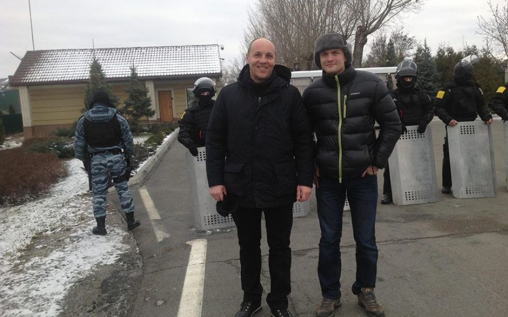 Депутати та активісти приїхали в Межигір&rsquo;я / © Hot-Dog Legs