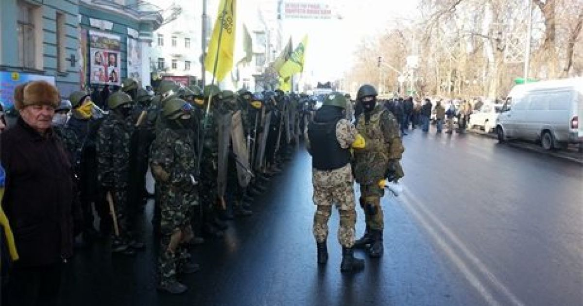 Активисты надели маски и взяли дубинки