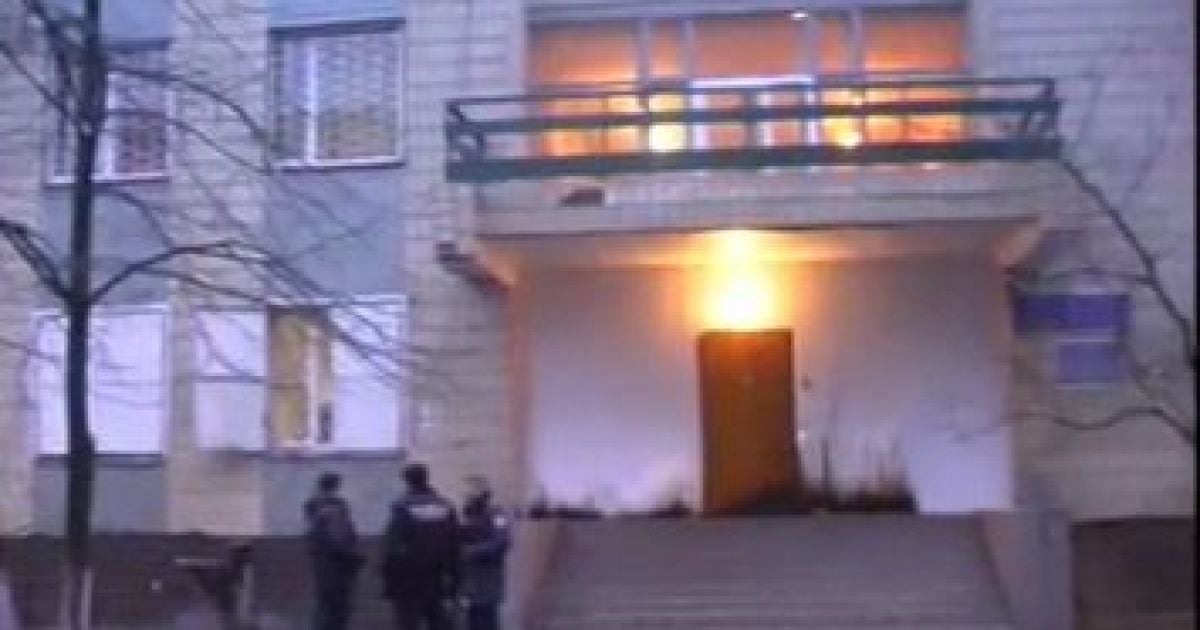 "Коктейль Молотова" жбурнули у будівлю Оболоньского відділку МВС