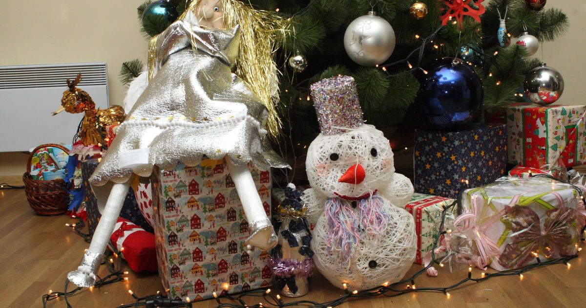 Школьники сделали евромайдановцам новогодние игрушки