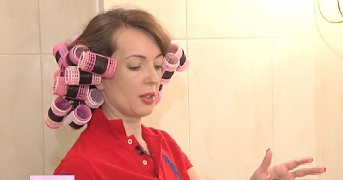 Світська левиця певна - кучері пасують їй більше, ніж пряме волосся