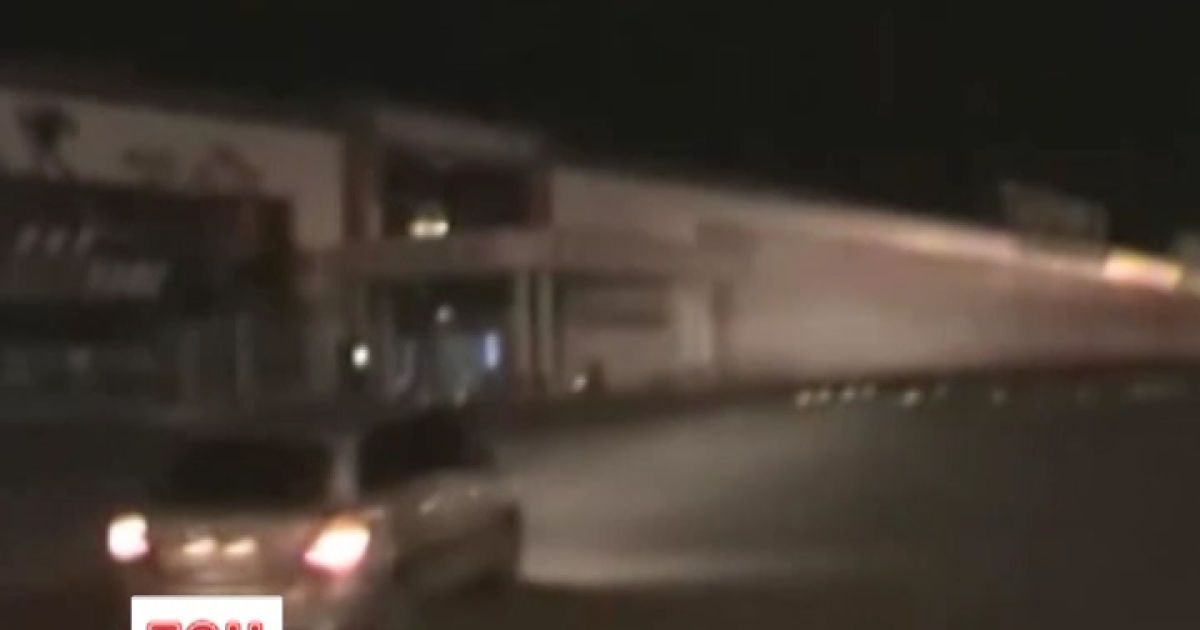 Чоловік тікав, доки по автівці не почали стріляти