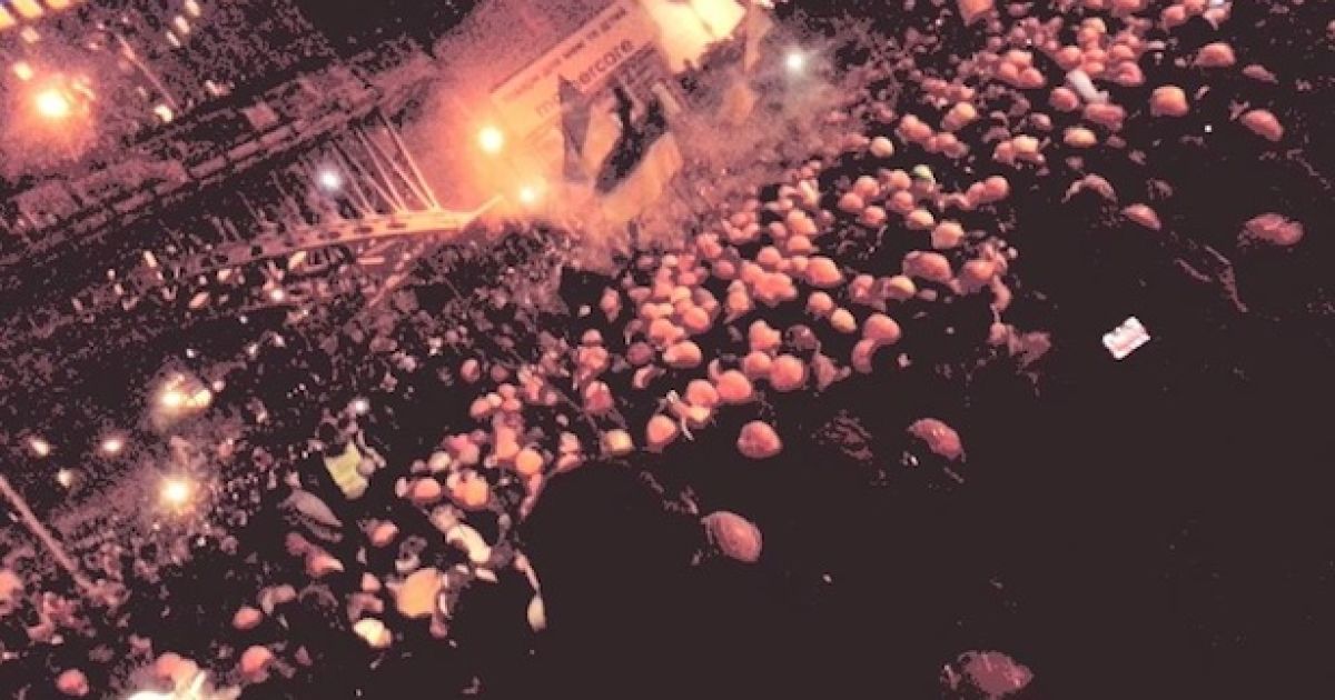 Митингующие защищали свое достоинство.