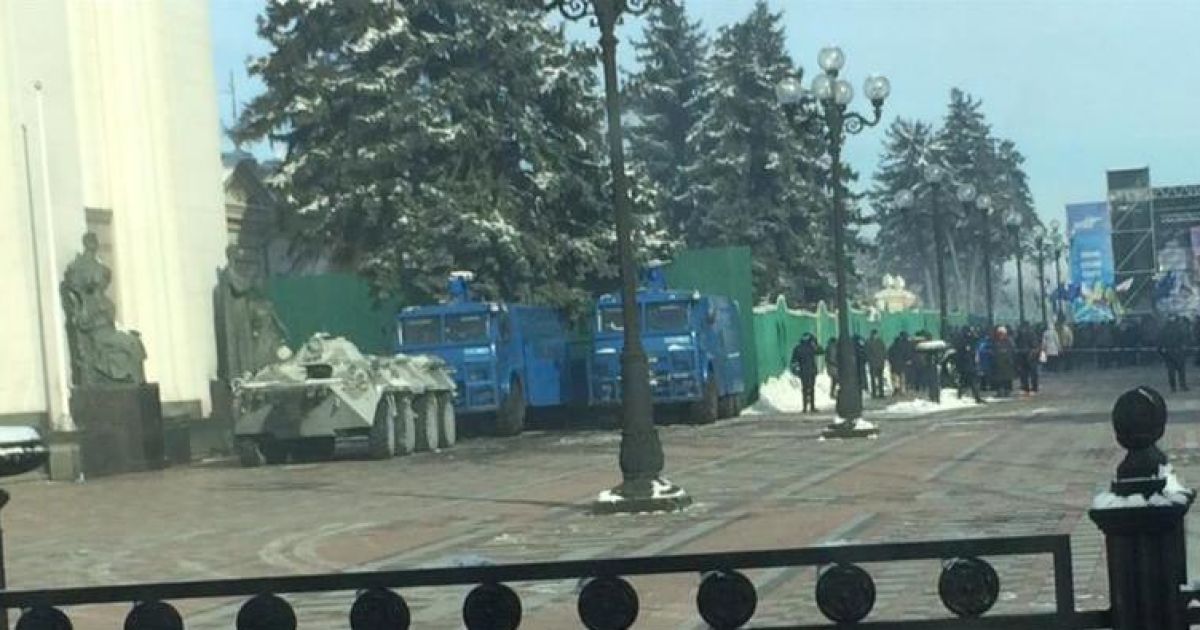 Под админзданием дежурит спецтехника