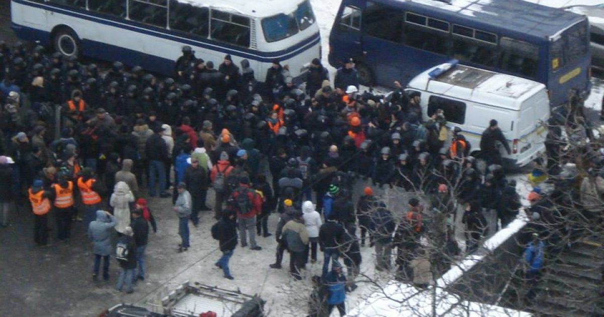 Правоохоронці в повній екіпіровці вивантажилися під будівлю КМДА