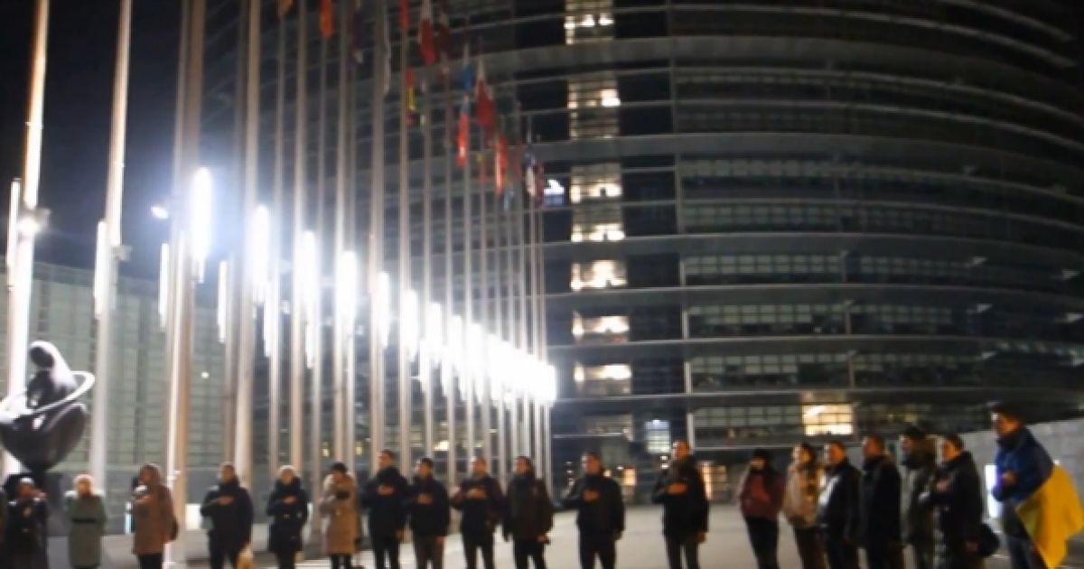 Кілька десятків людей співають український гімн у Страсбурзі. Скріншот з відео