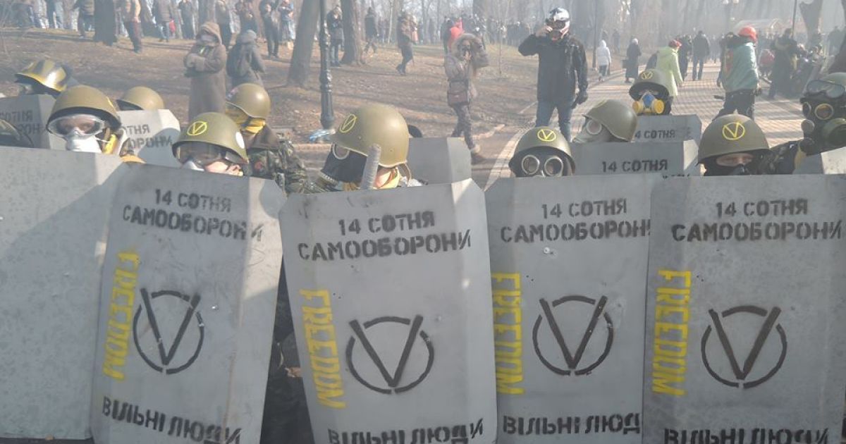 Люди в масках и шлемах, похожие на самооборонцев Евромайдана, зашли в помещение консульства