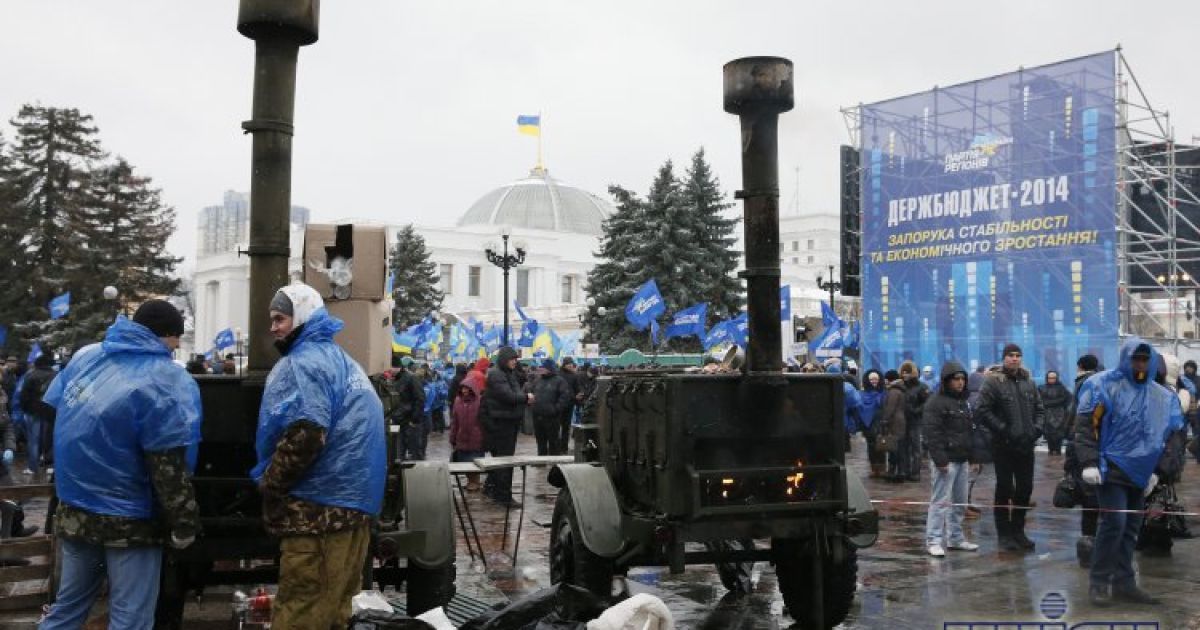 Прихильники регіоналів повернулися у Маріїнський парк / © УНІАН