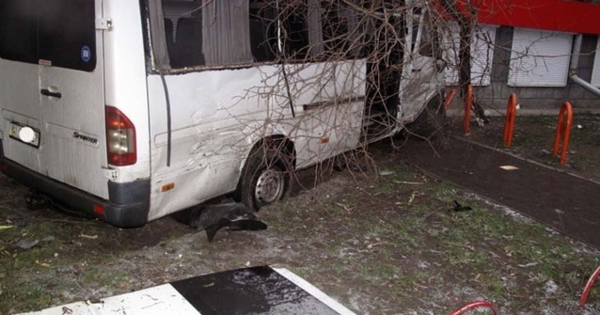 Таксі врізалось в маршрутку, повну людей