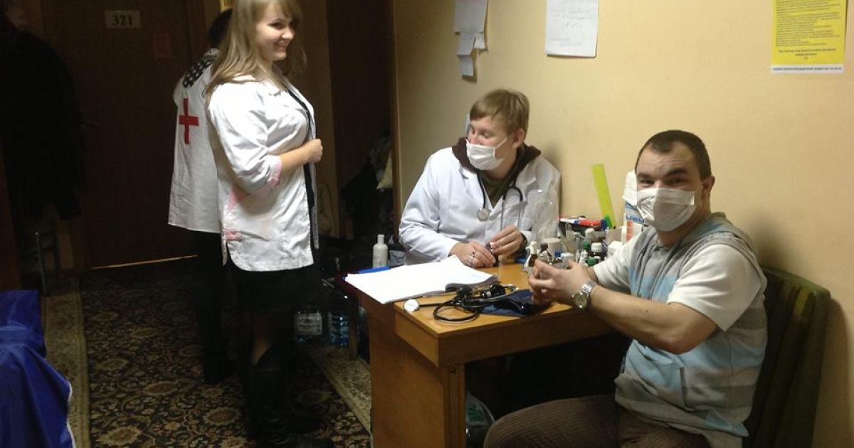 Медики продовжують виконувати свої функції / © self.com