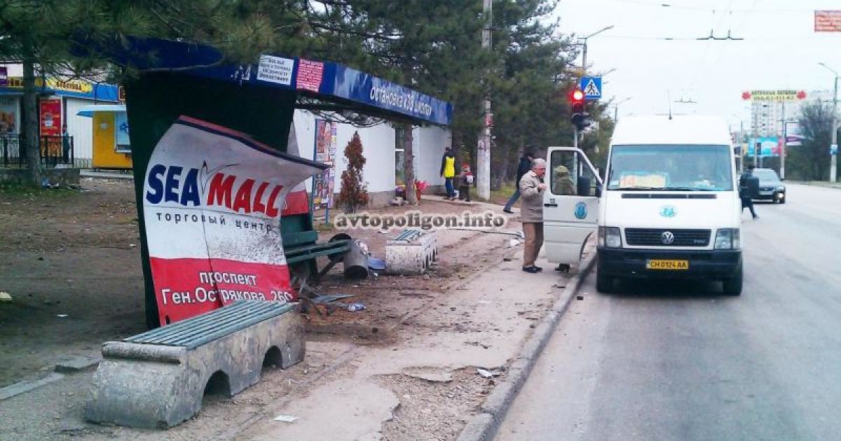 "Жигулі" врізалися в зупинку громадського транспорту / © Автополигон