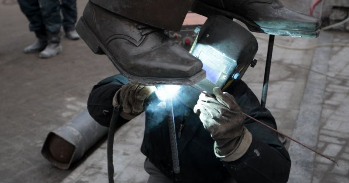 Пам&rsquo;ятник Лобановському перенесли на вулицю Грушевського / © УНІАН