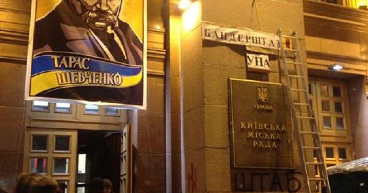 На фасаді КМДА з&rsquo;явився портрет Шевченка