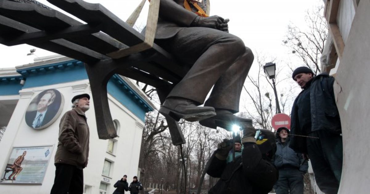 Пам&rsquo;ятник Лобановському перенесли на вулицю Грушевського / © УНІАН