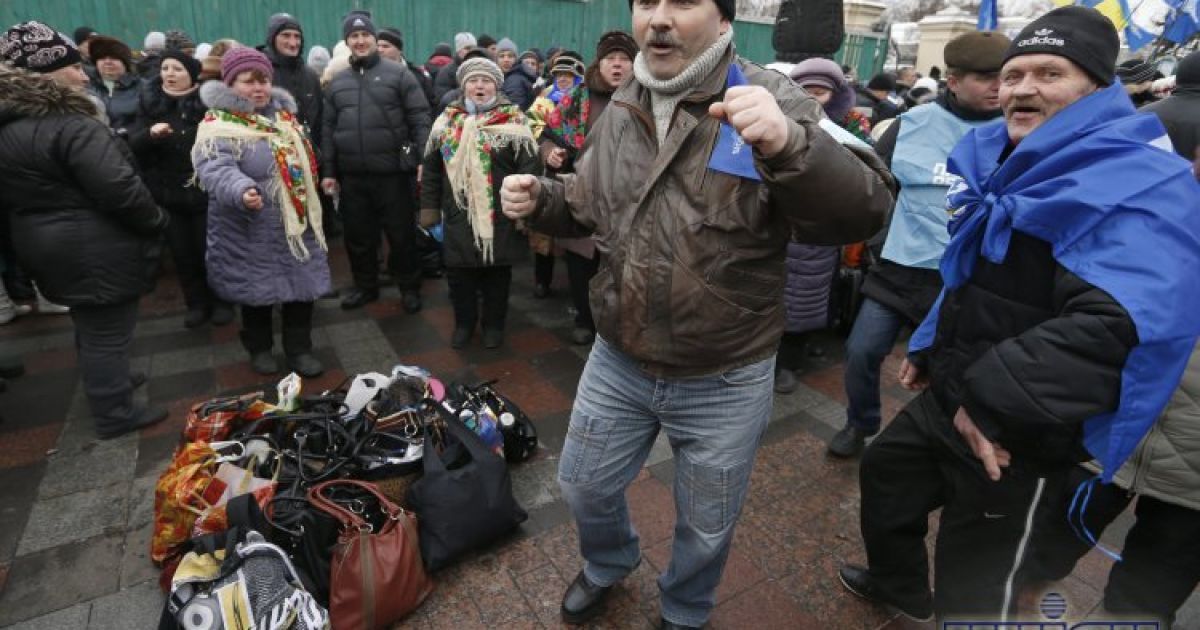 У Маріїнському парку працює польова кухня, а люди гріються біля діжок