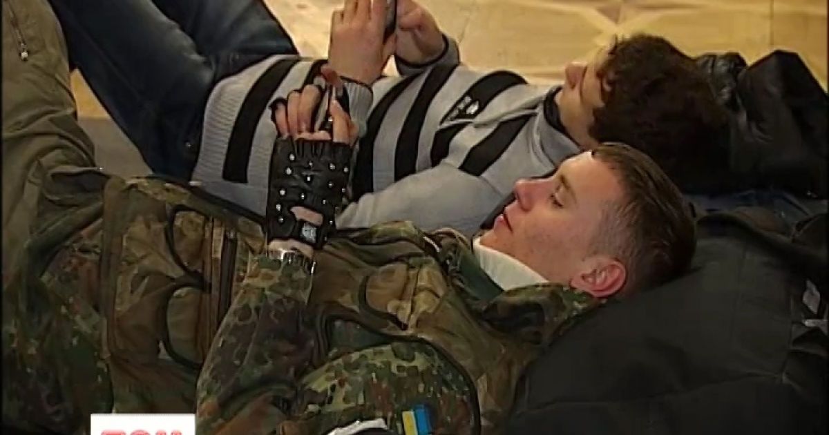 У КМДА щогодини з'їдають 40 кг ковбаси і вже вставили вибите скло