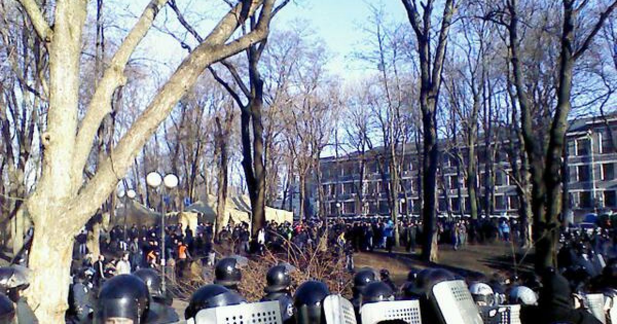Мітингувальники кинули одну або дві димові шашки