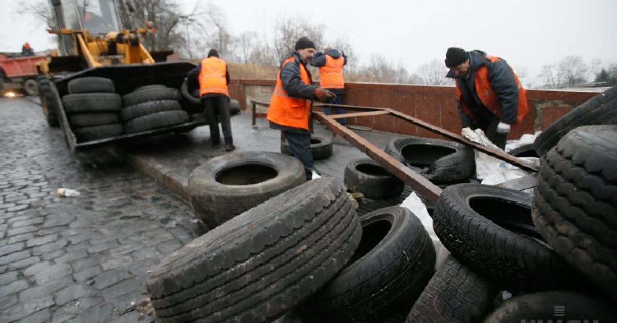 Шины из центра Киева вывезут и утилизируют