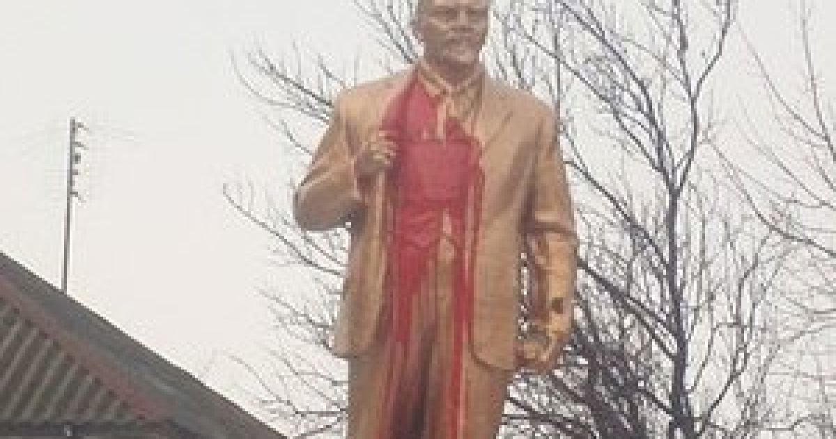 Пам&rsquo;ятник облили фарбою