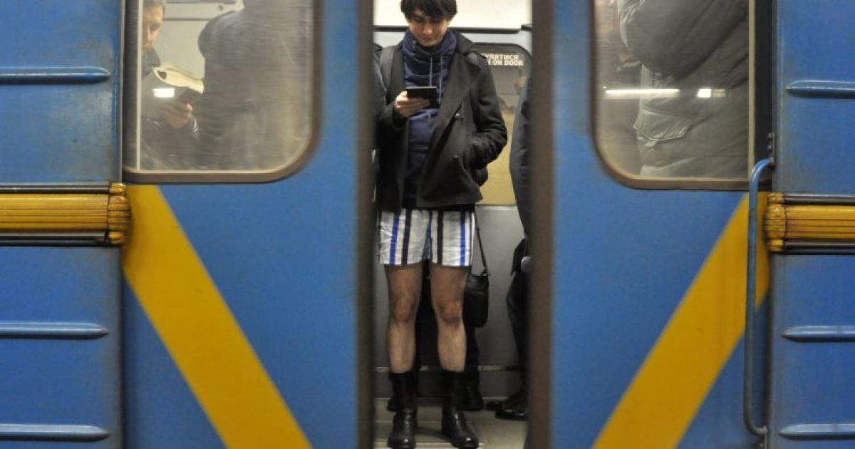 У Києві провели флешмоб "Проїзд в метро без штанів" / © УНІАН