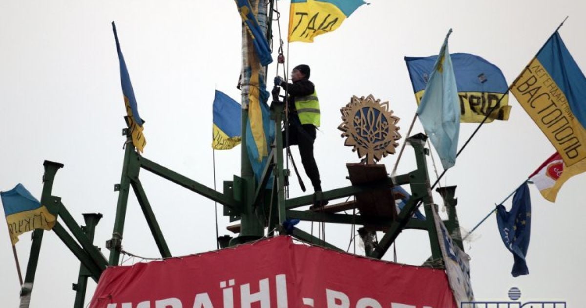 Комунальники взялися за ялинку