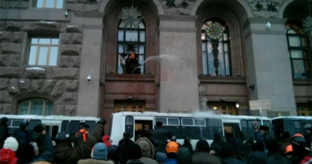 Мітингувальники обороняються зсередини КМДА