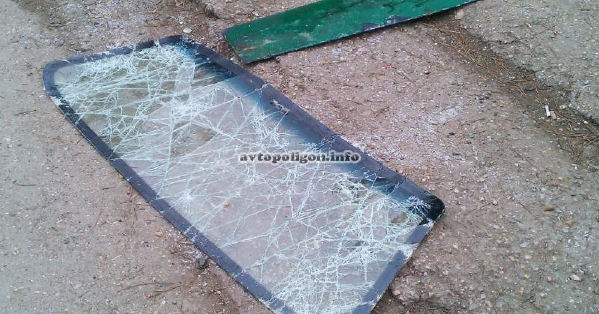 "Жигулі" врізалися в зупинку громадського транспорту / © Автополигон