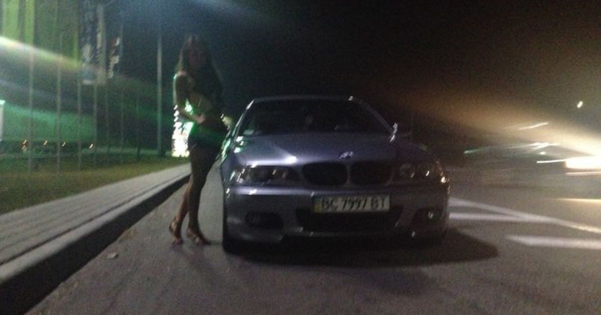 18-річна Мар&rsquo;яна полюбляє фотографуватися біля дорогих авто / © Facebook/Марьяна Махніцька