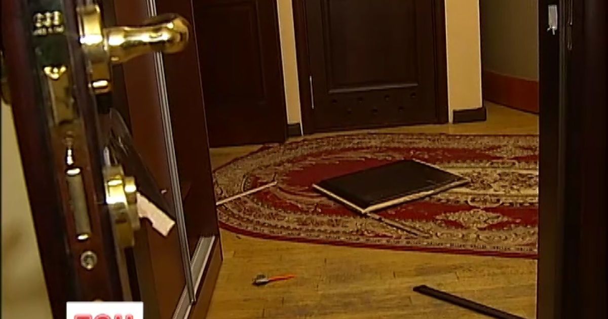 Невідомі забрали з кабінету Гереги навіть пудру
