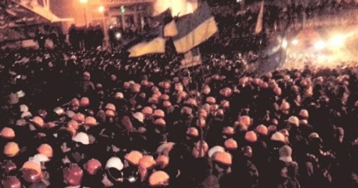 Залишки барикад і люди не дають "Беркуту" потрапити на Євромайдан