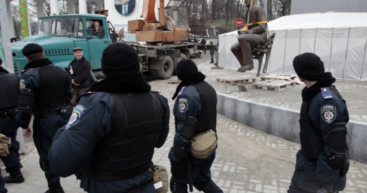 Пам&rsquo;ятник Лобановському перенесли на вулицю Грушевського / © УНІАН