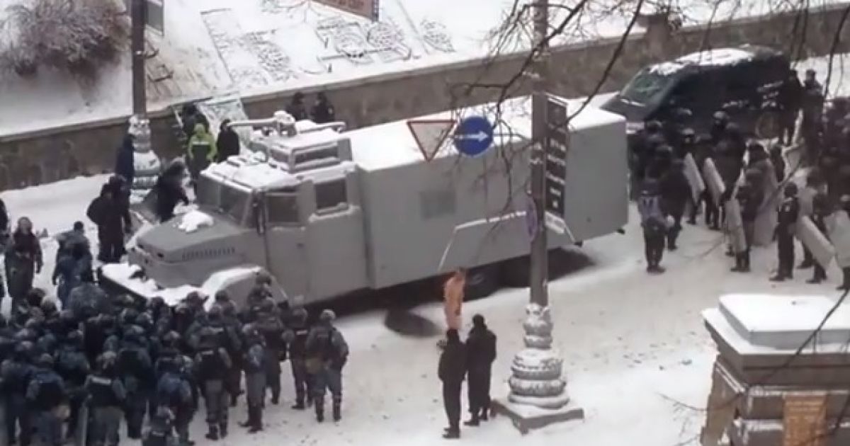 Чоловік їде повністю оголеним у натовпі силовиків