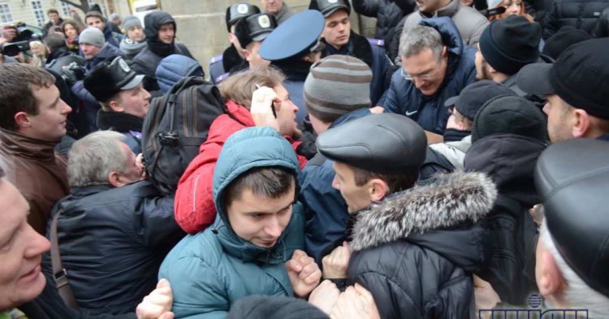 Свободівці побилися з активістами через "Стовп ганьби" / © УНІАН