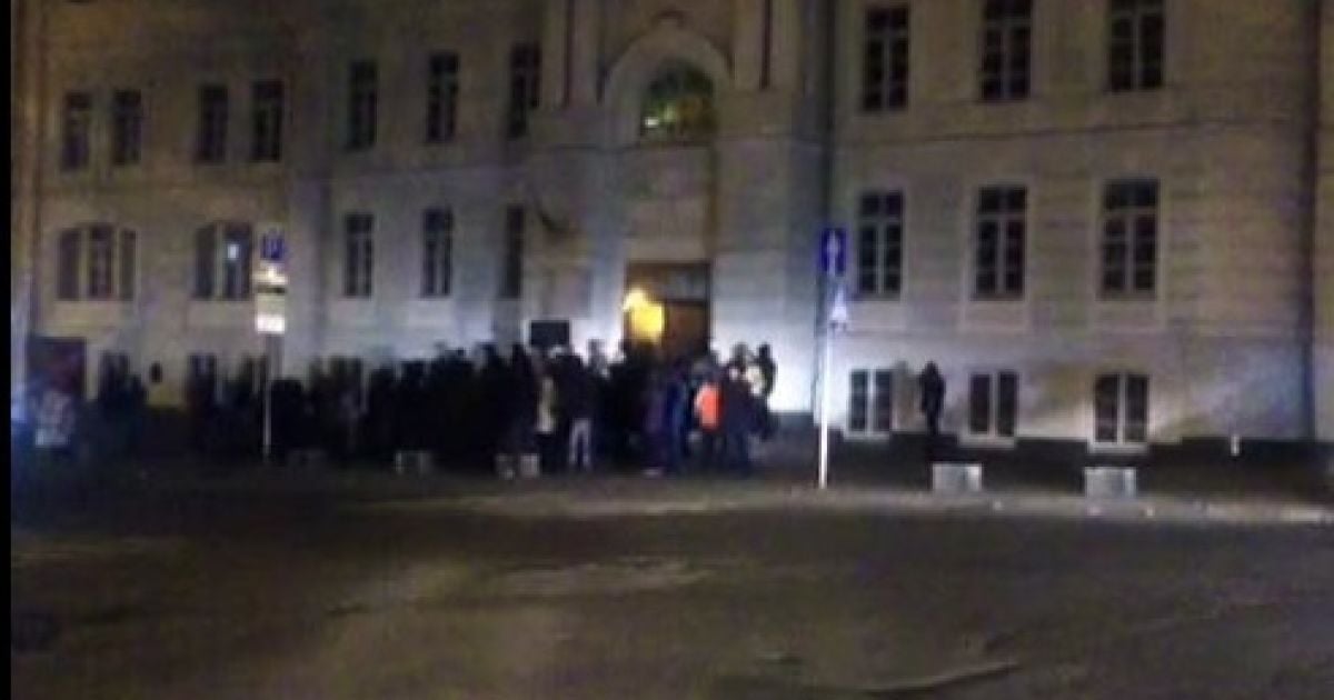 "Титушки" на Подолі біля колишнього будинку Піонерів