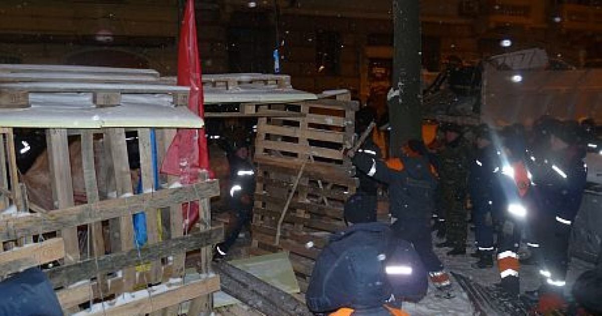 Вночі до барикад підʼїхали вантажівки
