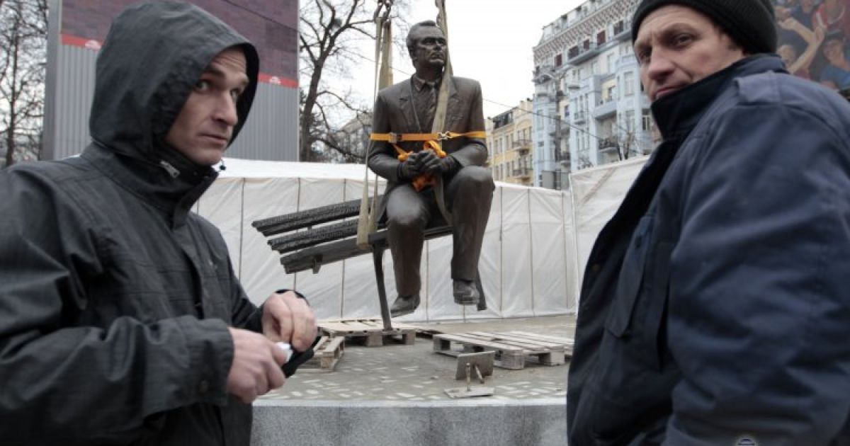 Пам&rsquo;ятник Лобановському перенесли на вулицю Грушевського / © УНІАН