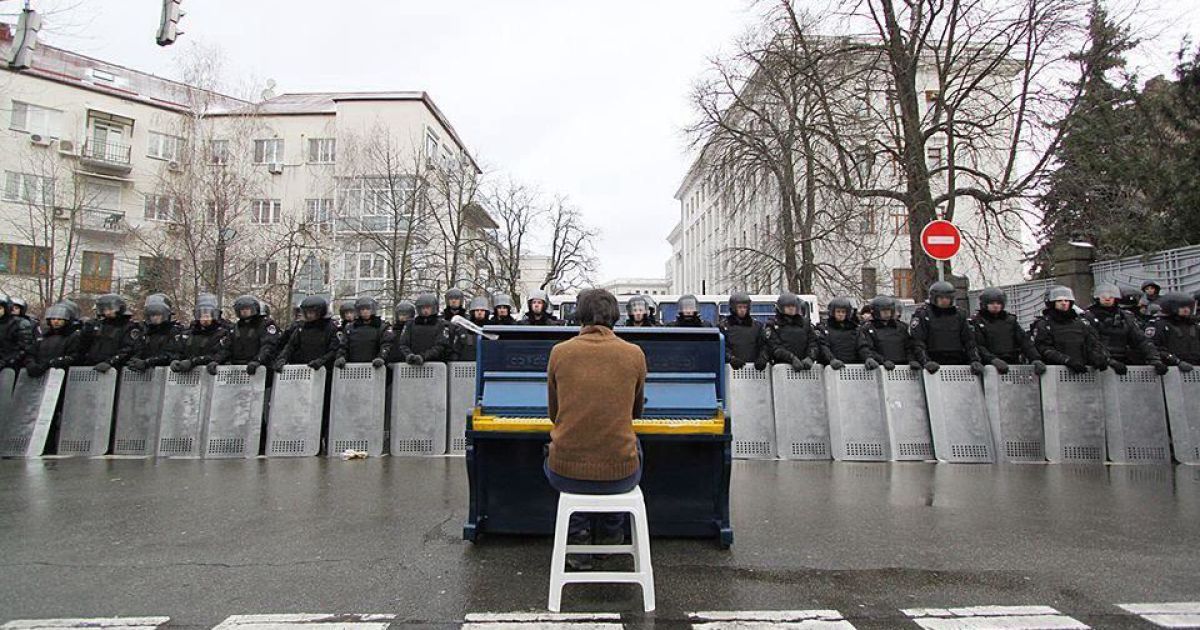 Перфоманс на Банковій. Фото Олега Мацеха