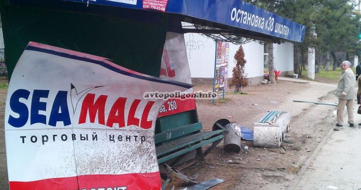 "Жигулі" врізалися в зупинку громадського транспорту / © Автополигон