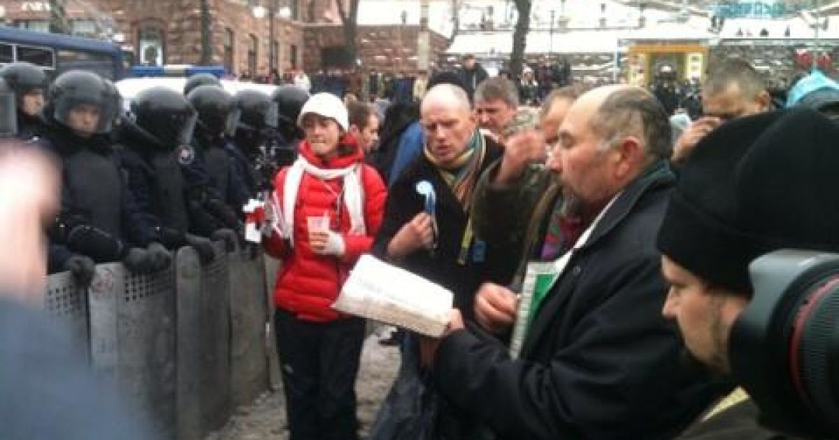 За "беркутівців" помолились на Майдані