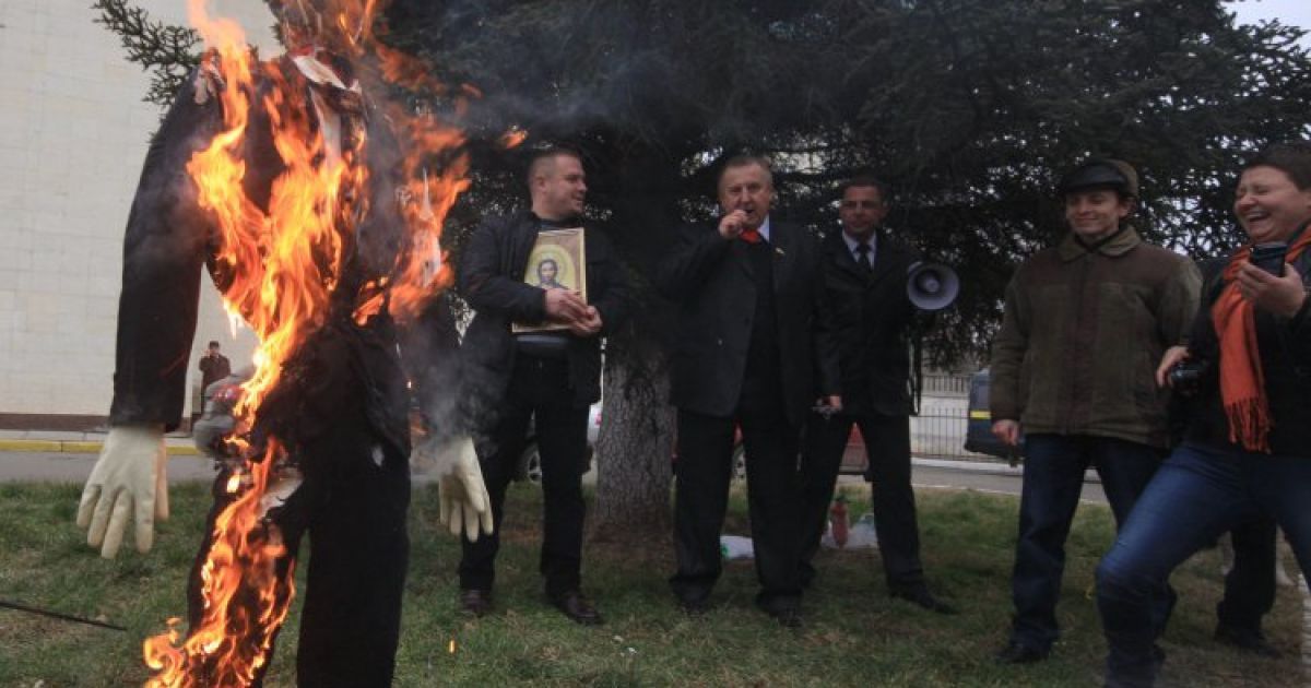 У Сімферополі спалили опудало Бандери / © УНІАН