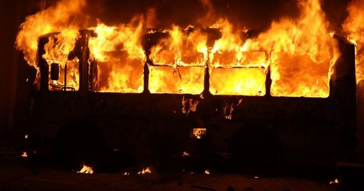 У Києві підпалили автобус силовиків